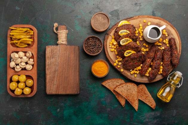 肉俯视图：油炸美味的玉米肉片 面包 面包和调味品 放在绿色桌面上 肉食 食物 蔬菜 烹饪蔬菜膳食视图
