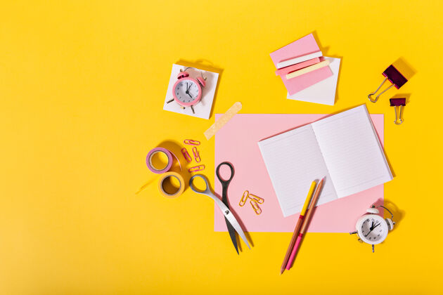纸五颜六色的女性文具组成粉红色躺在橙色的墙上大学书桌桌面