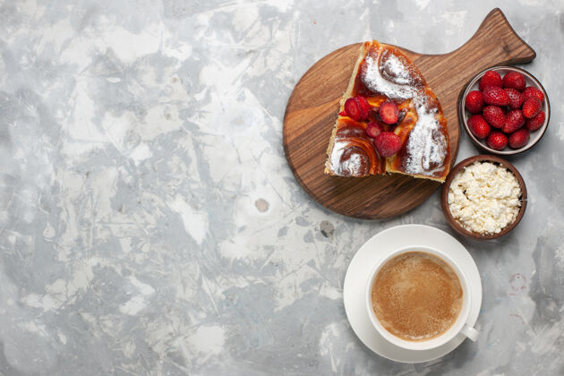 木勺顶视图美味的派片 新鲜的红色草莓和咖啡 浅白的桌子蛋糕派饼干甜茶糖饼干饼干饼干咖啡