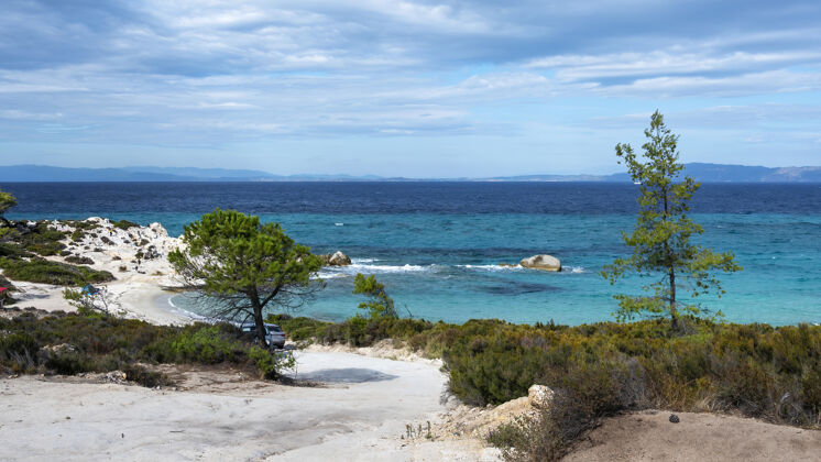 欧罗巴四周绿树成荫的爱琴海海岸 岩石和灌木 碧波荡漾的海水 希腊地中海海景山