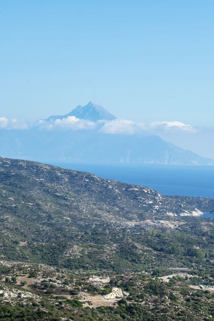 度假村爱琴海沿岸山峦葱茏 楼房近岸 高山峻岭直达希腊云端沙海岸线海岸