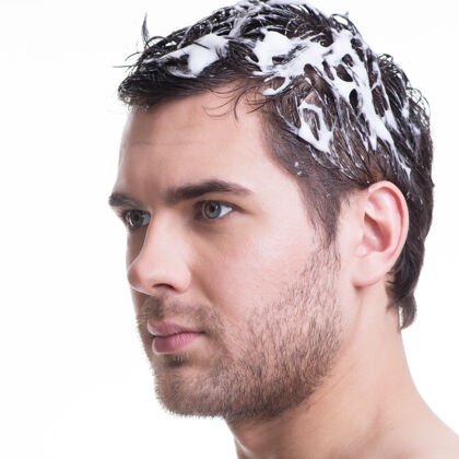 帅哥特写肖像年轻帅哥用洗发水洗头-白色隔离洗发水泡沫男人