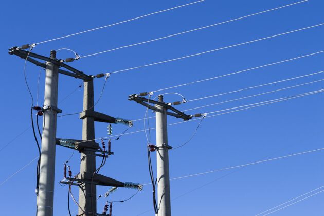 供电在蓝色背景下拍摄的电线杆和电线电压配电柱子