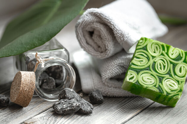 水疗水疗静物与石头在一个罐子 手工肥皂和毛巾健康和美丽的概念身体护理静物成分