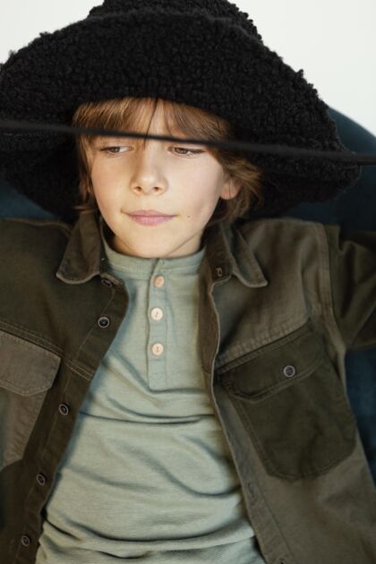 休闲戴着冬天帽子的肖像男孩儿童手势冬季帽子