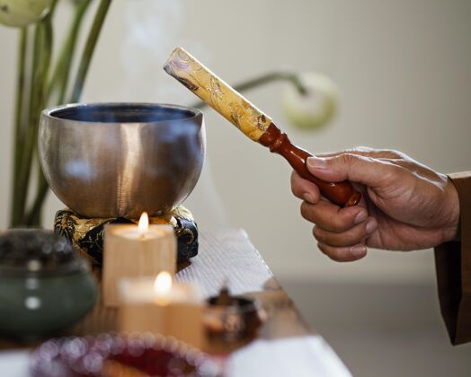 横向手持蜡烛和碗祈祷的人的侧视图崇拜信仰有神论
