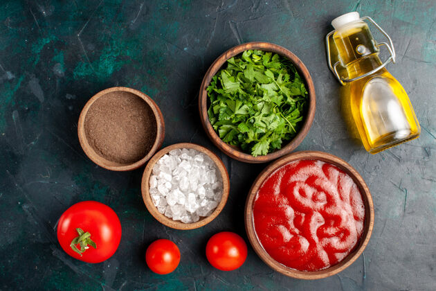 配料顶视图新鲜蔬菜 番茄酱和橄榄油 深蓝色表面配料 产品餐观点沙拉午餐
