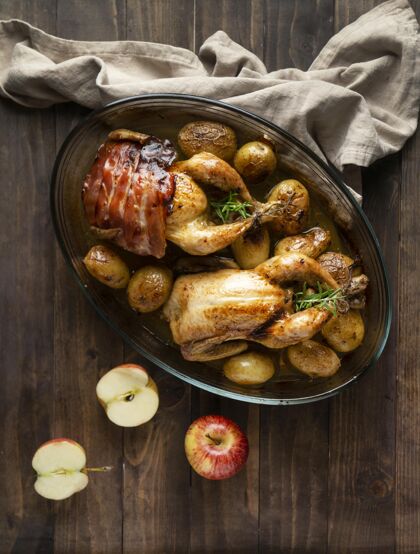 美食俯瞰鸡肉和土豆菜肴俯视图烹饪