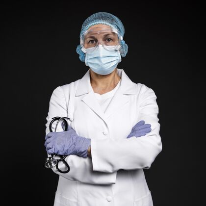 冠状病毒女医生戴着大流行医疗器械面罩医疗医生