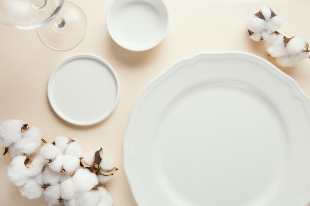 组合平放在桌子上美丽的餐具组成装饰分类空的
