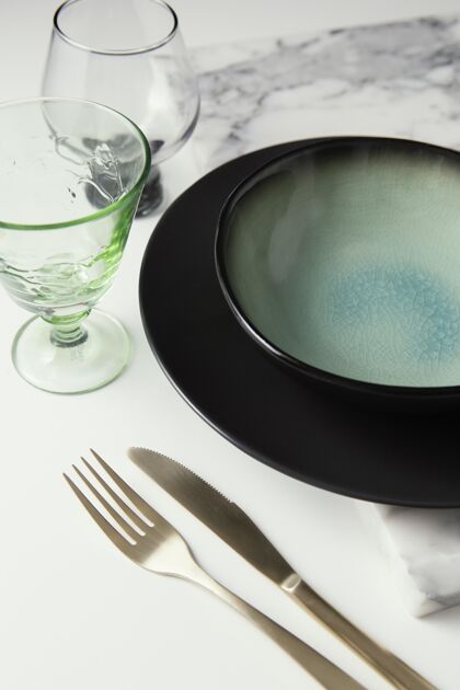 桌子餐桌上摆放优雅的餐具炊具餐具陶器