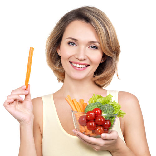 蔬菜美丽健康的年轻女子拿着一盘蔬菜-隔离在白色上新鲜体重微笑