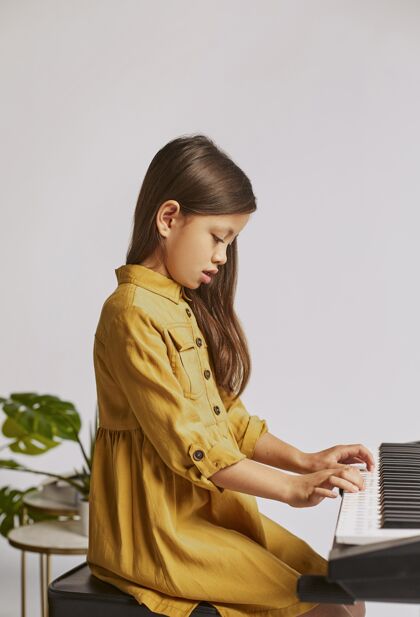 钢琴家小女孩在家学打电子键盘艺术家孩子乐器