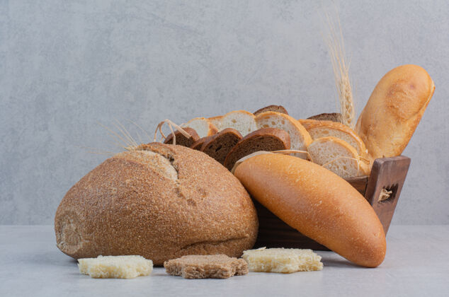 美味大理石背景上的新鲜面包片面包切片棕色烘焙