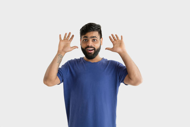 胡须美丽的男性半身肖像隔离在白色的工作室背景年轻情绪化的印度教男子在蓝色衬衫面部表情 人类的情感 广告概念惊讶 震惊 疯狂的快乐肖像情绪站立