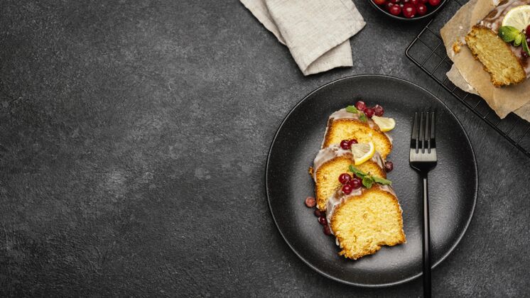 美食蛋糕片与浆果和复制空间盘子的俯视图甜点食物糖果