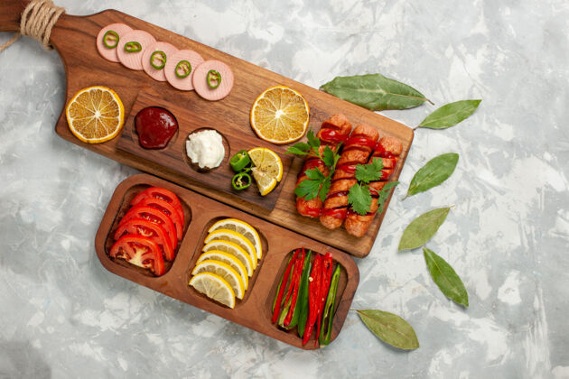 餐厅顶视图不同的食物组成香肠与新鲜的西红柿和柠檬对光桌餐食品veegtable彩色照片柠檬盘子胡椒
