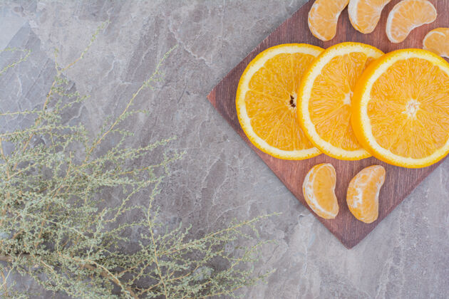 切片橘子和橘子片放在木板上片柑橘新鲜