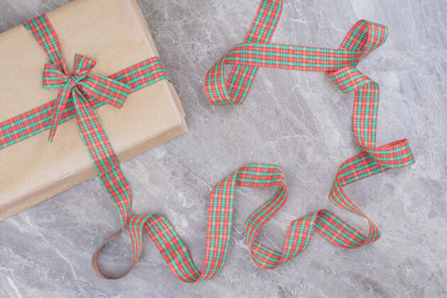 采购产品礼品大理石背景上有节日蝴蝶结的圣诞礼物大理石节日圣诞弓