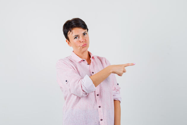 爆发女性穿着粉色衬衫指着右侧 看起来很有感觉正面视图右边防护指尖