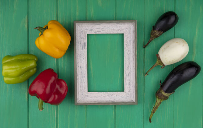 顶部顶视图复制空间灰色框架与彩色甜椒白色和黑色茄子绿色背景视图茄子空间