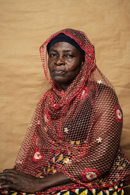 服装穿着传统服装的非洲老妇人人肖像女人