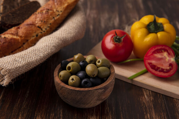 食物正面图橄榄 西红柿 甜椒 木板 面包 木制背景橄榄木材面包