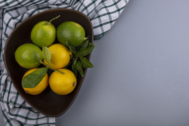 复制顶视图复制空间柠檬柠檬在一个灰色背景上的格子毛巾碗碗空间格子