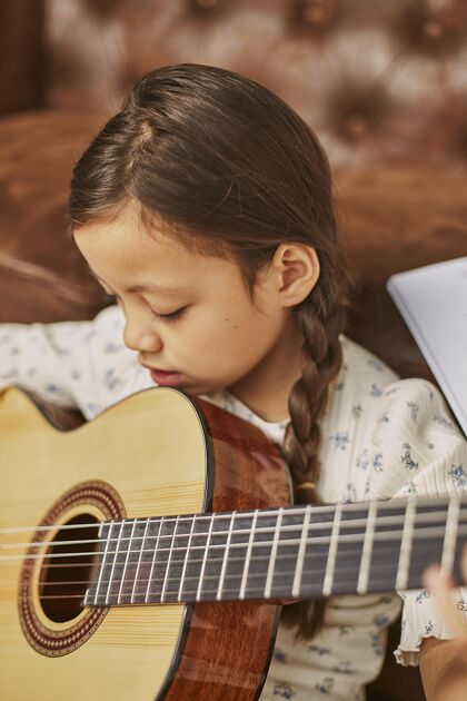 艺术家在家学吉他的女孩音乐家年轻表演