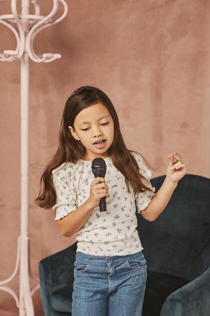 孩子小女孩在家学唱歌艺术家表演歌手