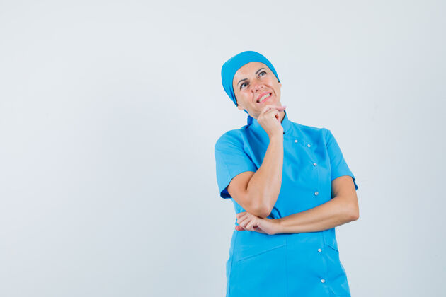 女人身穿蓝色制服的女医生用手托着下巴 神情犹豫不决 俯视前方犹豫下巴实验室