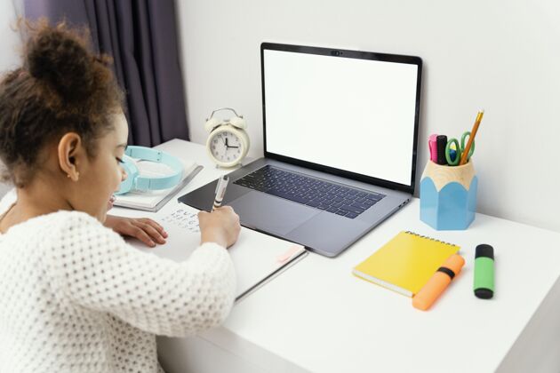 课程小女孩在家上网上学时用笔记本电脑课程孩子学习