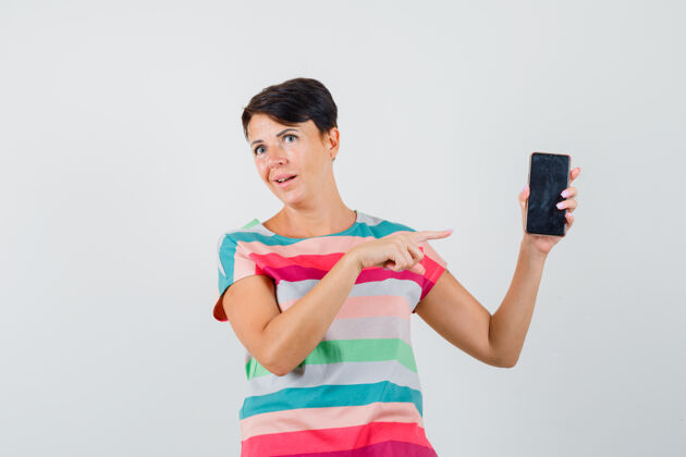 女人身着条纹t恤的女性指着手机 神情犹豫不决 俯视前方条纹指点成年人