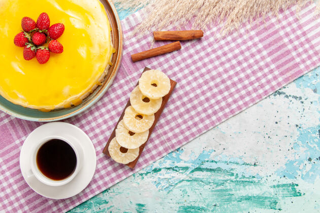 糖浆俯瞰美味的蛋糕 黄色糖浆 浅蓝色背景上放一杯茶 饼干蛋糕 甜饼饼干 甜茶杯子饼干背景