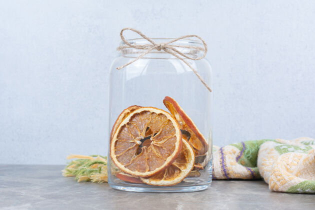 切片放在石桌上的玻璃罐里的干橘子片天然玻璃罐子