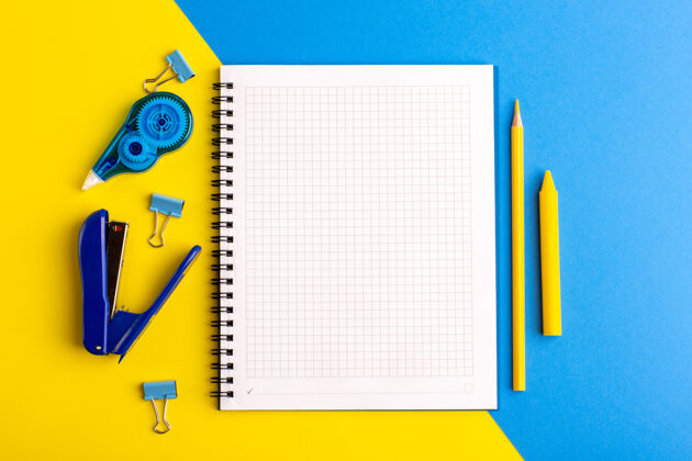 孩子前视图打开黄色蓝色表面贴纸蓝色复印本铅笔打开贴纸