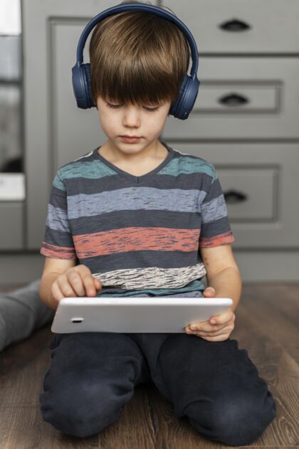 小玩意全速男孩手持平板电脑设备乐趣童年