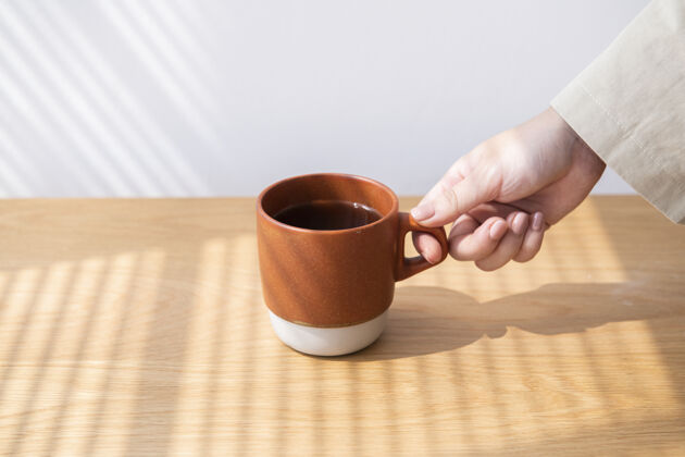 浓缩咖啡从木桌上拿咖啡杯的女人冷静美味干净