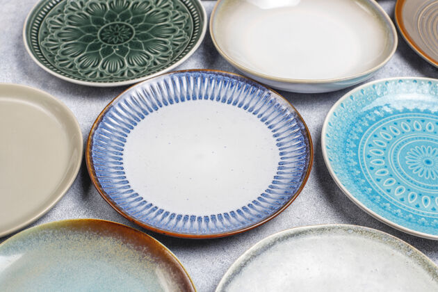 盘子不同的陶瓷空盘子和碗服务设置陶瓷