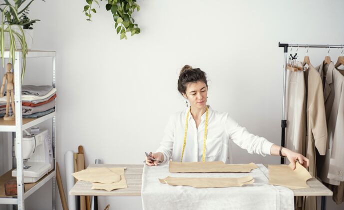 女女裁缝在工作室工作的正面图水平女装刺绣