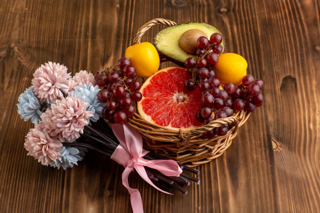 饮食正面是新鲜的柚子 木质表面有鲜花多汁食品有机