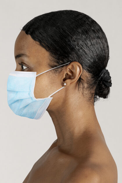 预防一个戴着口罩的黑人女人在侧面照清洁冠状病毒19冠状病毒