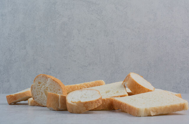 食品大理石背景上的新鲜白面包片面包片白色面包房