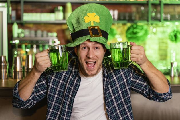 庆祝笑脸人在酒吧庆祝圣帕特里克节爱尔兰男性3月17日