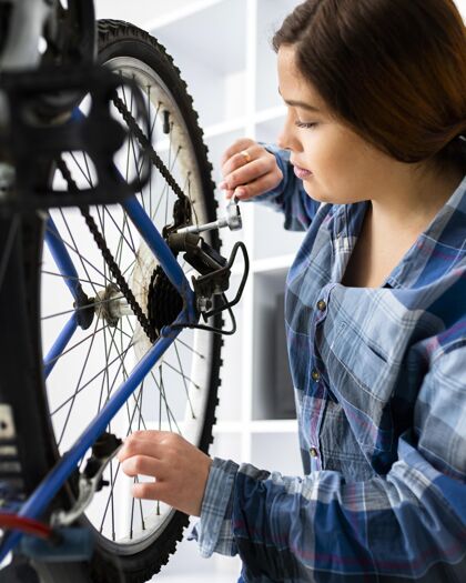 庆典骑自行车的女人传统专业职业