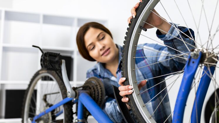 自行车骑自行车的女人机械职业肖像