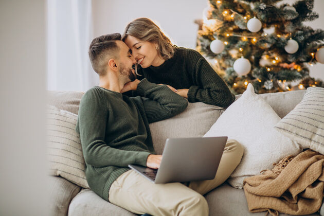 房子情侣们在电脑上看圣诞电影圣诞礼物圣诞销售关系