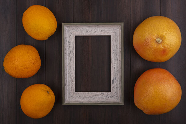 空间顶视图复制空间葡萄柚与橘子和灰色框架上的木制背景景观食物柑橘