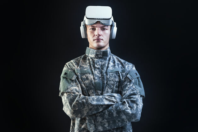 科技士兵在虚拟现实耳机模拟训练军事技术黑色创新模拟未来