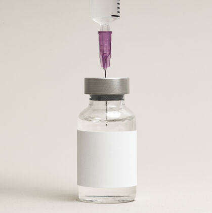 玻璃带注射器的注射瓶玻璃瓶上的空白白色标签实验室广场药物